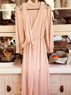 Vtg 70s Sears blush pink nylon & lace long robe Sz Sm